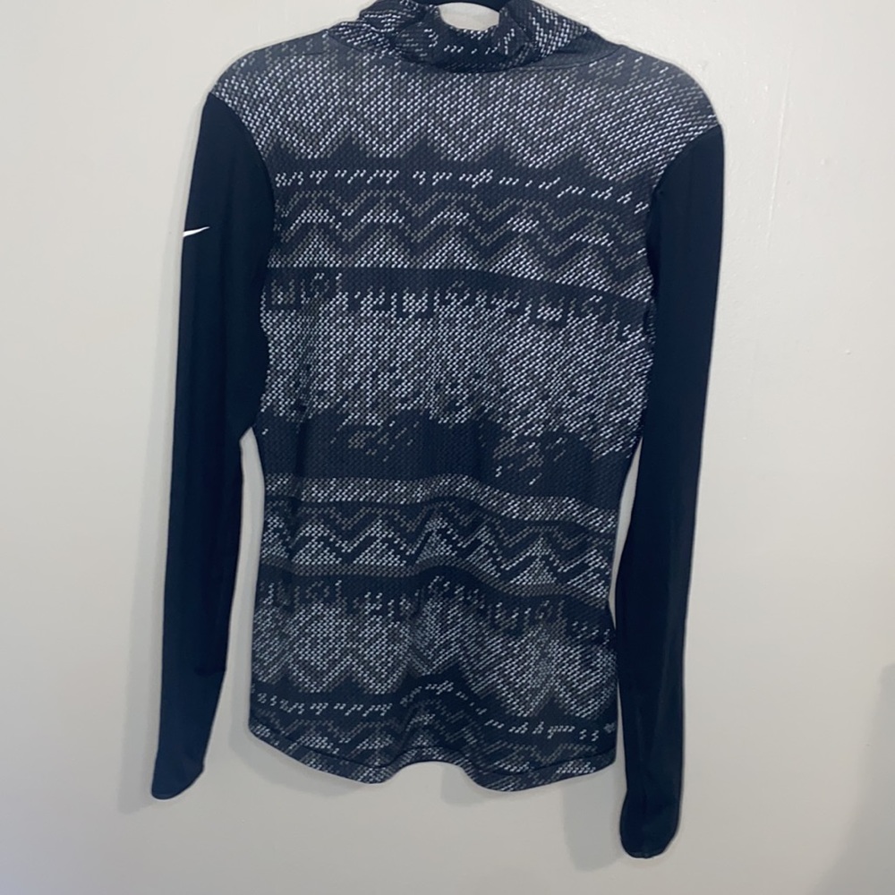 🪼Grey, black and white patterned long sleeved Nike Dri-fit! - Picture 8 of 9